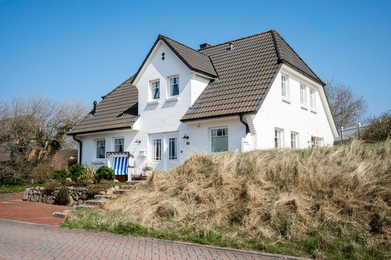 Anwesen in Dünenlage und fußläufig zum Strand